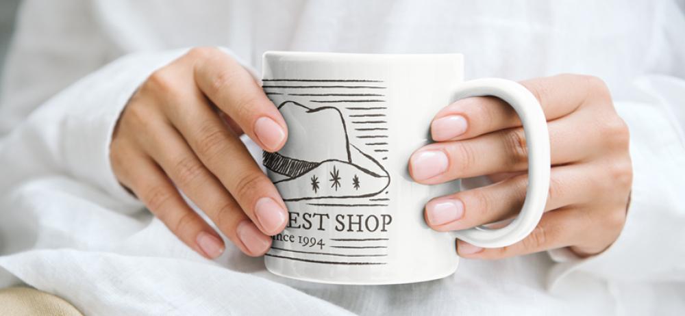 Taza personalizada en manos persona